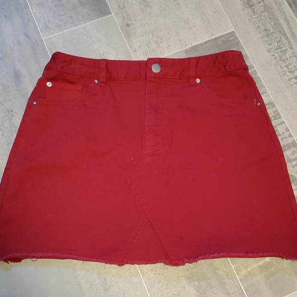 F21 Raw Hem Dark Red Mini Denim Skirt - Picture 2 of 6
